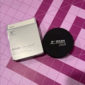 IT Cosmetics Bye Bye Pores Pressed Compact - Black and White